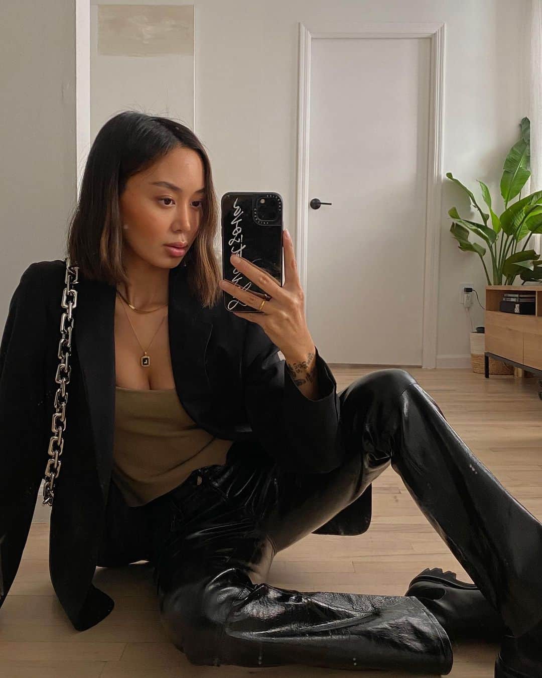 Jブランドさんのインスタグラム写真 - (JブランドInstagram)「@linhniller serving looks in the Franky in Patent Black Leather. Use code WINTER40 for 40% off this week.」1月9日 3時30分 - jbrandjeans