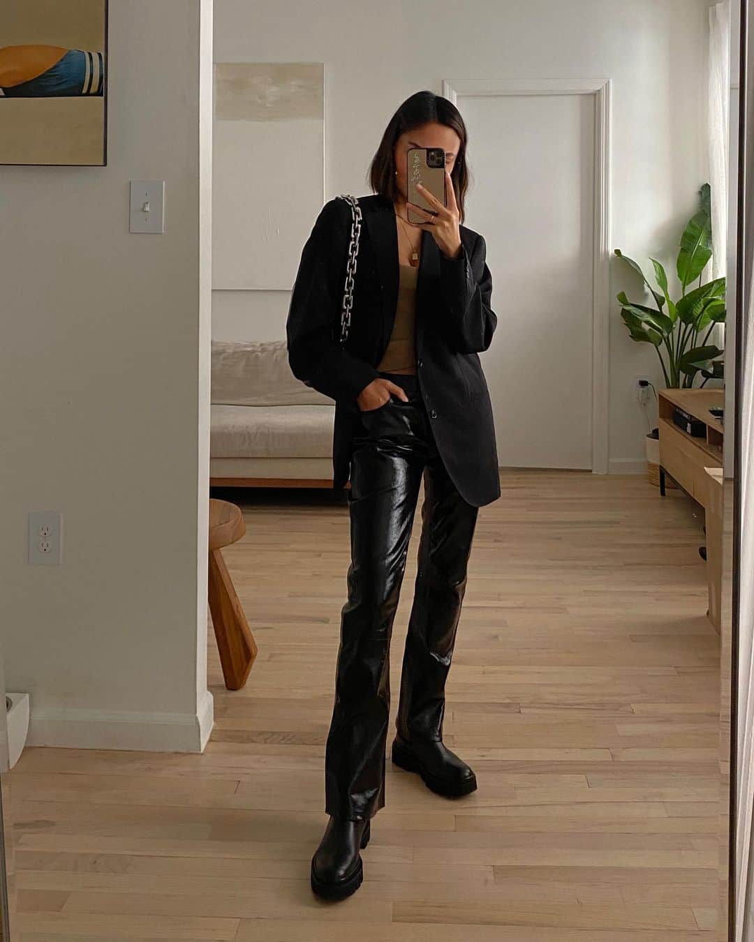Jブランドのインスタグラム：「@linhniller serving looks in the Franky in Patent Black Leather. Use code WINTER40 for 40% off this week.」