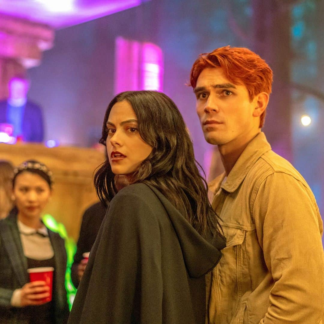E! Onlineさんのインスタグラム写真 - (E! OnlineInstagram)「SPOILER: #Riverdale has revealed Veronica Lodge's post-time jump husband and uh, it's not Archie?? We sorta hate this guy's character already, and the deets are in our bio. (📷: CW)」1月9日 3時31分 - enews