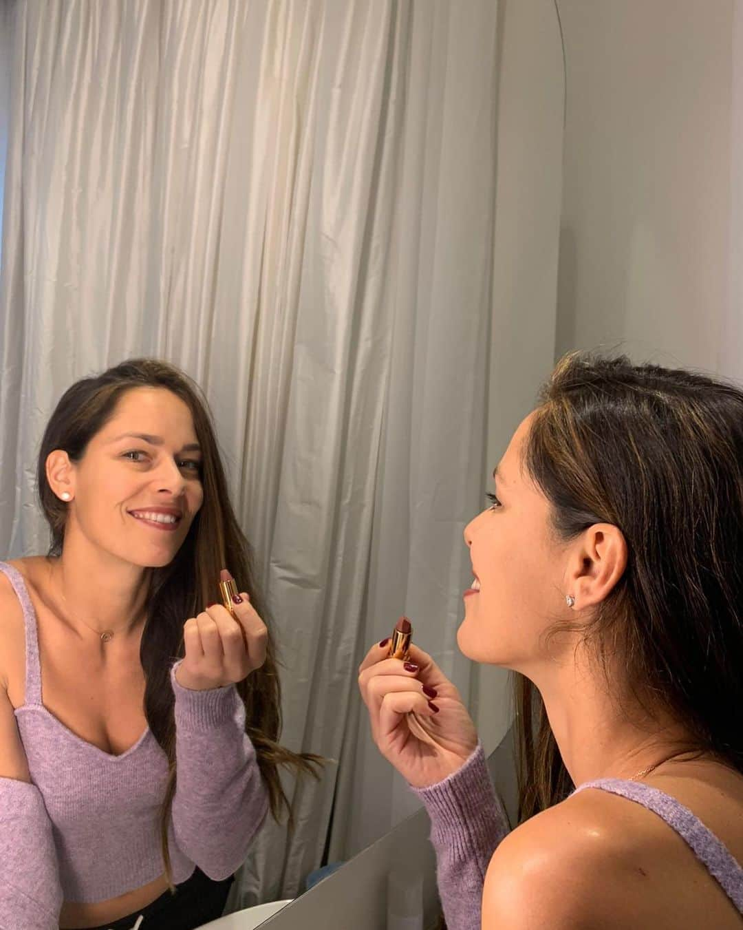 アナ・イバノビッチさんのインスタグラム写真 - (アナ・イバノビッチInstagram)「A bit of lipstick can be the whole Make-up sometimes 💄  What’s your best caption for the second picture? 😉」1月9日 3時34分 - anaivanovic