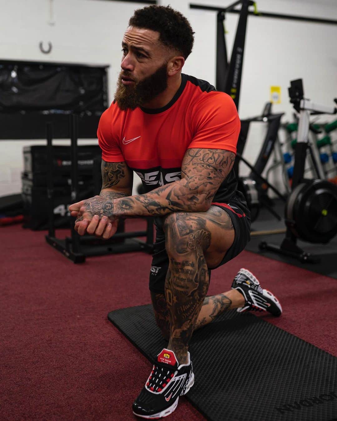 アシュリー・ケインのインスタグラム：「Putting in work at the @_beastfit HQ yesterday 🦾 . This year may not have had the best start with ANOTHER national lockdown. 😤 But we still need to attack it with a positive mindset, which is why I wanted to give you all a Beast Fit New Year's Challenge to kick start your 2021. 💪🏾 . Going Live at 12pm tomorrow ⏰ With daily goals to achieve, huge targets to work towards and prizes to be won... This is the perfect challenge to set the tempo for the year ahead! 💯」