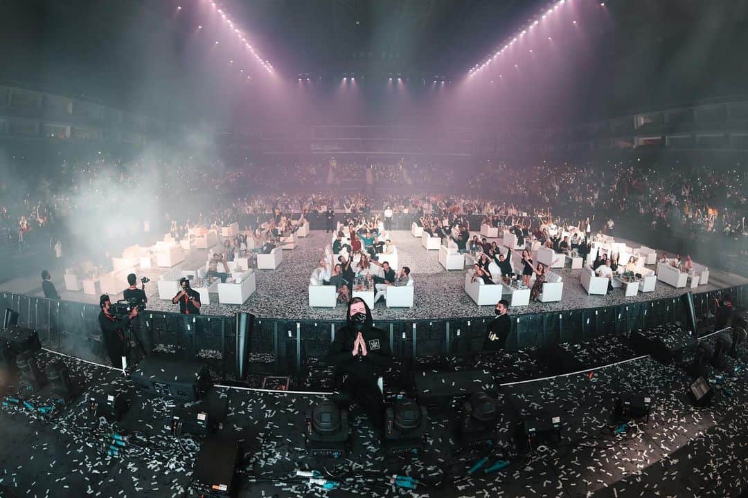 のインスタグラム：「It’s my first time playing in front of a crowd during the COVID-19 pandemic, and seeing the promoters take such good care of restrictions, and everyone treating each other with kindness and respect at such a special time was truly beautiful to see from stage. It’s a view that I’ve missed - I can’t wait till we can press play on society together again ⏯🌟￼ ￼」
