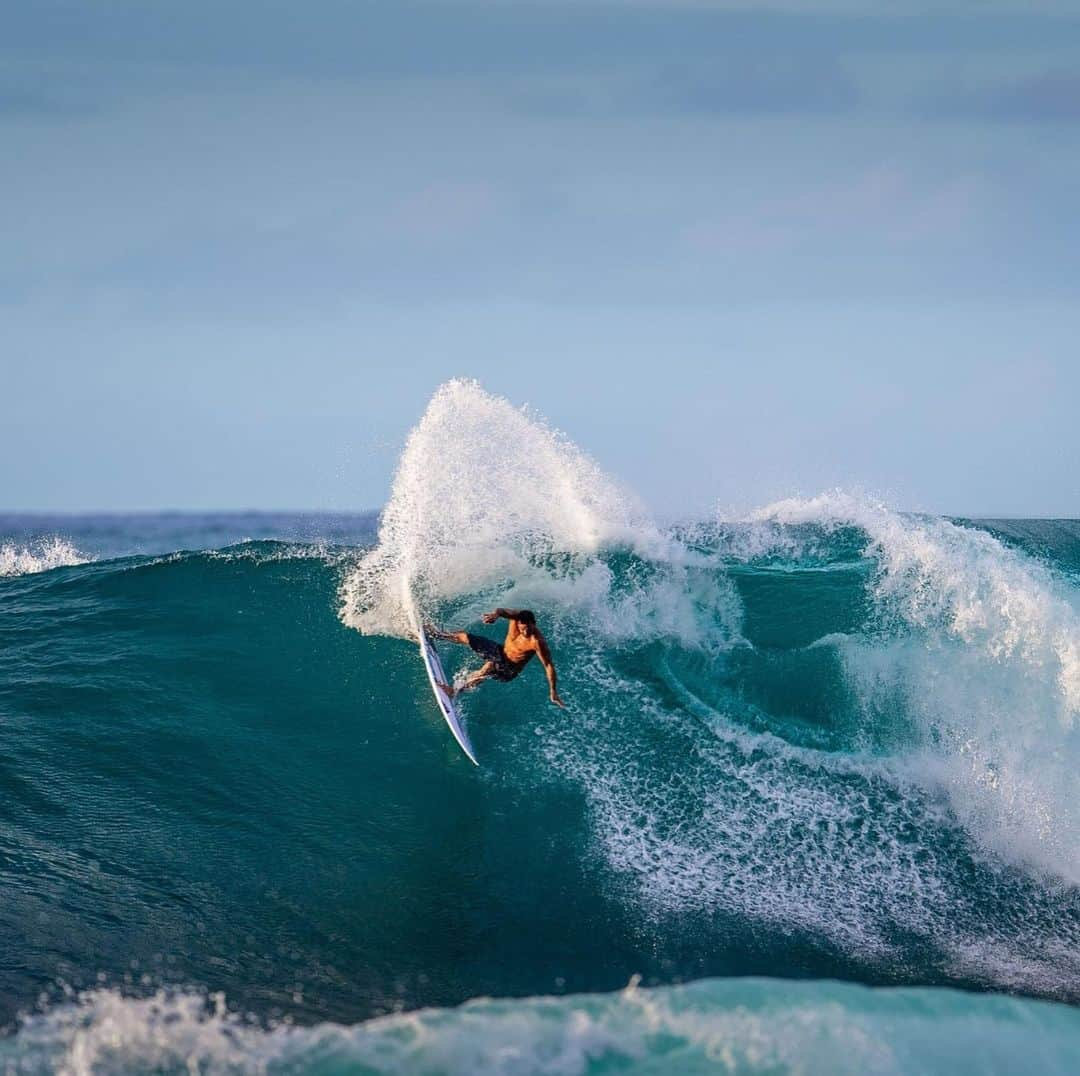 ミシェル・ボレーズさんのインスタグラム写真 - (ミシェル・ボレーズInstagram)「Haleiwa has been so much for lately.  It’s by far one of the best wave for power surfing . My vacation here in Hawaii has been epic . There is none stop waves . 📷 @tallteef  @redbullfrance  @firewiresurfboards  @opt.pf  @futuresfins  @oamsurf」1月9日 3時47分 - bourezmichel