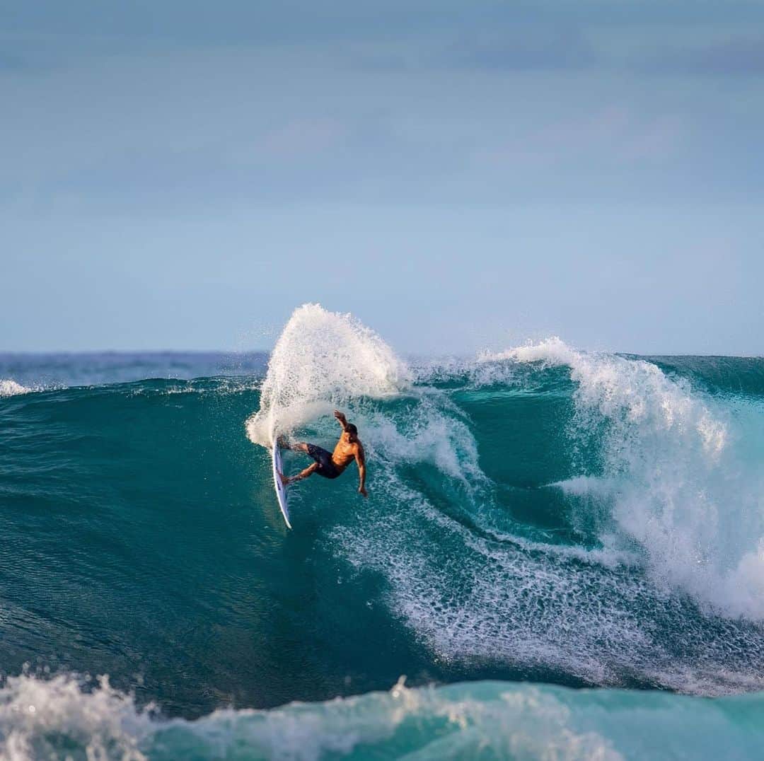 ミシェル・ボレーズのインスタグラム：「Haleiwa has been so much for lately.  It’s by far one of the best wave for power surfing . My vacation here in Hawaii has been epic . There is none stop waves . 📷 @tallteef  @redbullfrance  @firewiresurfboards  @opt.pf  @futuresfins  @oamsurf」