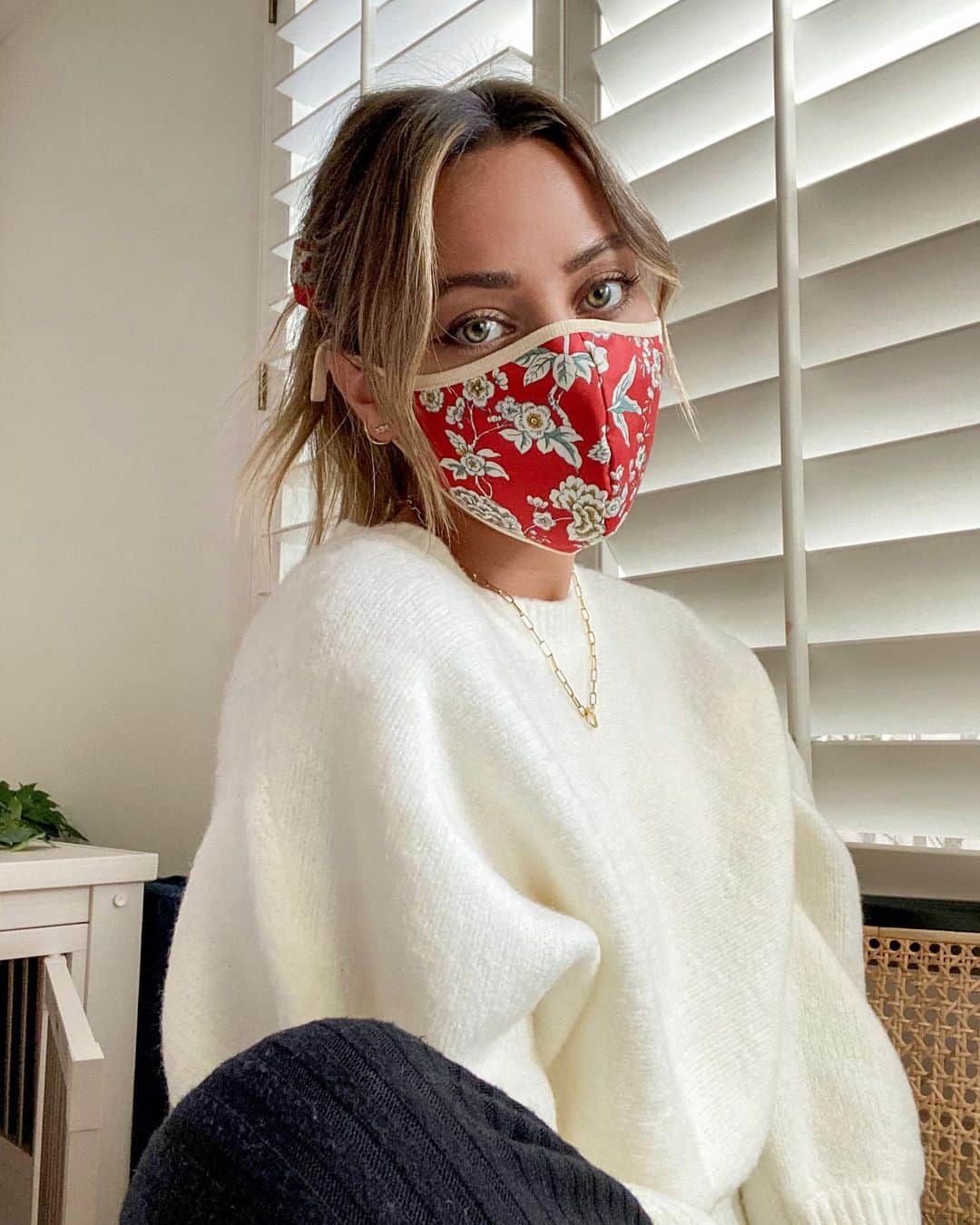 Camden Scottのインスタグラム：「New year, same pandemic. Wear a mask.」