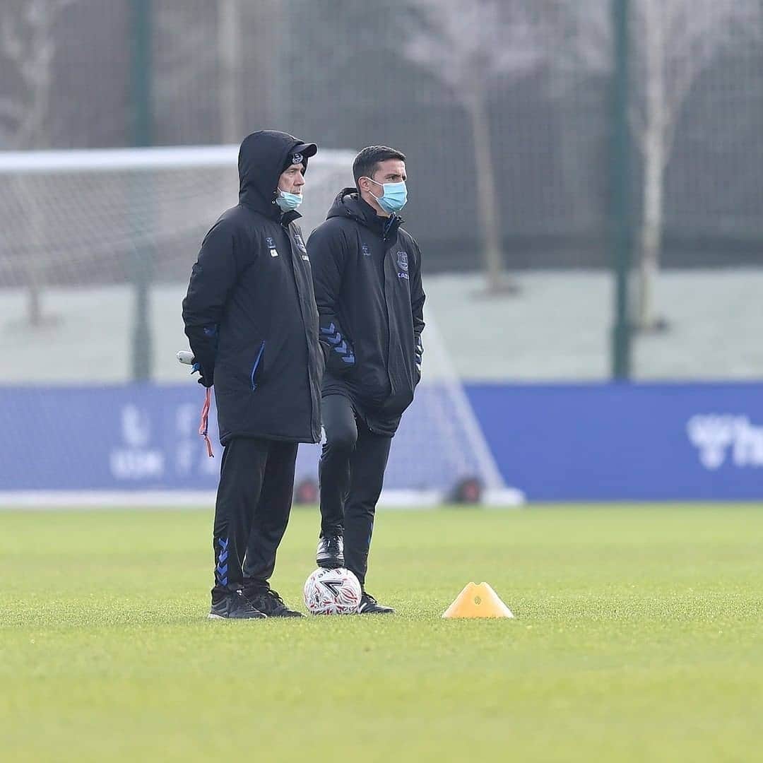 ティム・ケーヒルのインスタグラム：「Work in progress ⚽📚 Good to be back home with the BOSS 💙 #Repost @everton • • • • • • Finch Farm  Learning from the best.   @tim_cahill visited USM Finch Farm this week to observe training and @mrancelotti as part of his pro coaching licence.」