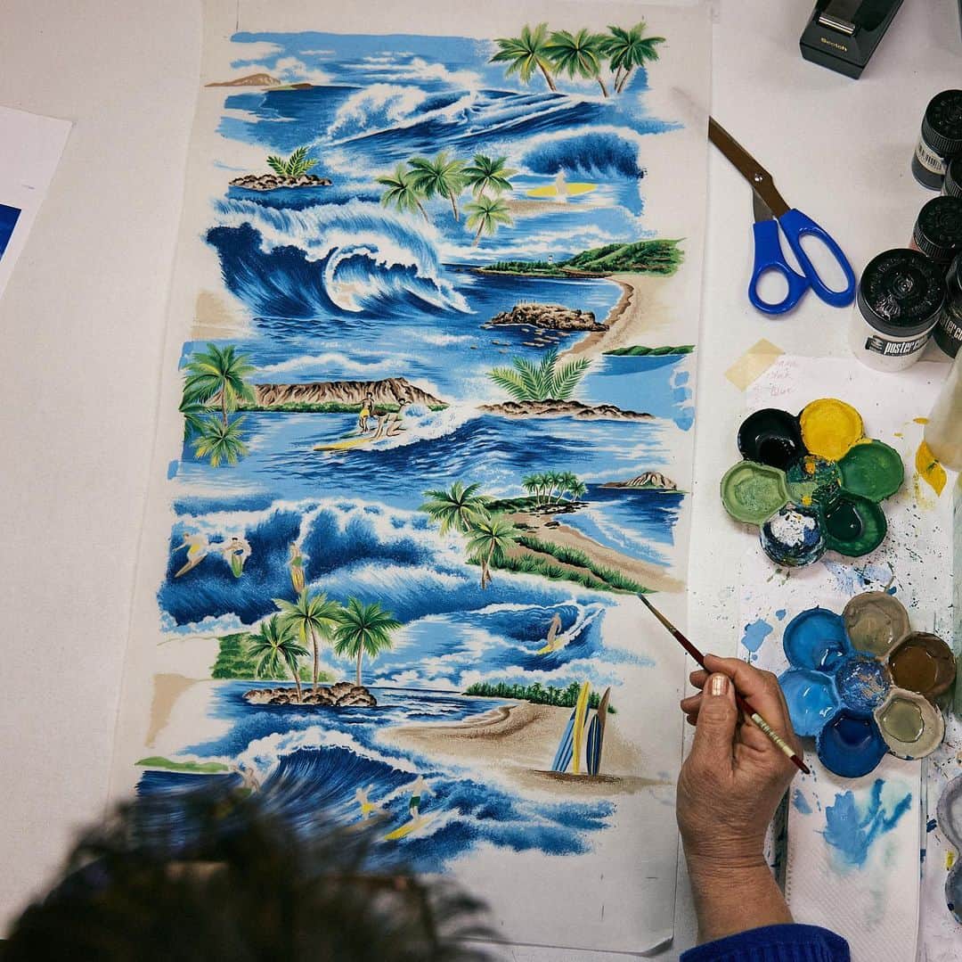 レインスプーナーさんのインスタグラム写真 - (レインスプーナーInstagram)「Introducing our newest print, Surfin’ 808. From the longboard mecca of Waikiki to Waimea on the North Shore, celebrate the world’s most iconic waves found on the coastline of Oahu with this hand painted scenic print.  . . . #reynspooner #alohashirt #hawaiianstyle #hawaiianshirt #surfing」1月9日 4時06分 - reynspooner