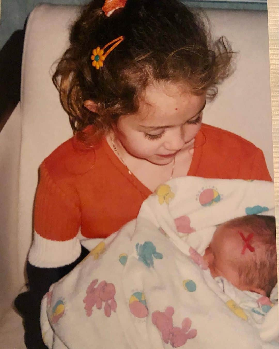 マイリー・サイラスさんのインスタグラム写真 - (マイリー・サイラスInstagram)「Happy birthday to an icon living @noahcyrus ☠️ I love you baby sister turned big sister. The day you were born I never knew that one day the roles would be reversed and you would be the one taking care of me. You were such a rockstar thru the experience of losing Mary Jane. I couldn’t have gotten here without you. You lead me to making the hard but right decisions. You’ll have many more of those choices in your own life & I am here for you every step of the way. ✝️ love you always. Happy 21st. Don’t get near as drunk as I did 💕 I practically missed my own party cause I spent the night over the 🚽 🤮 💚」1月9日 3時59分 - mileycyrus