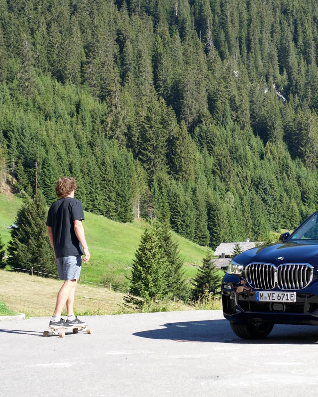 BMWのインスタグラム：「That Mountain. Feeling. The BMW X5. #TheX5 #BMW #X5 @alice.linari @loalesi #pluginhybrid #joyelectrified __ BMW X5 xDrive45e: Fuel consumption weighted combined in l/100km: 2.1–1.6 (NEDC); 1.7–1.2 (WLTP), CO2 emissions weighted combined in g/km: 47–37 (NEDC); 29–27 (WLTP), Power consumption weighted combined in kWh/100km: 25.2–23.5 (NEDC); 27.7–24.3 (WLTP). Further information: www.bmw.com/disclaimer   286 hp, 210 kW, 450 Nm, Acceleration (0-100 km/h): 5.6 s, Top speed (limited): 235 km/h.」