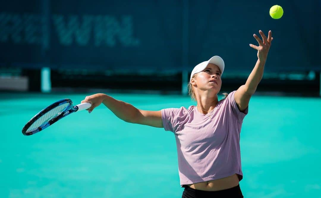 WTA（女子テニス協会）さんのインスタグラム写真 - (WTA（女子テニス協会）Instagram)「Heading into the weekend with a win 😊 #AbuDhabiWTA」1月9日 4時01分 - wta