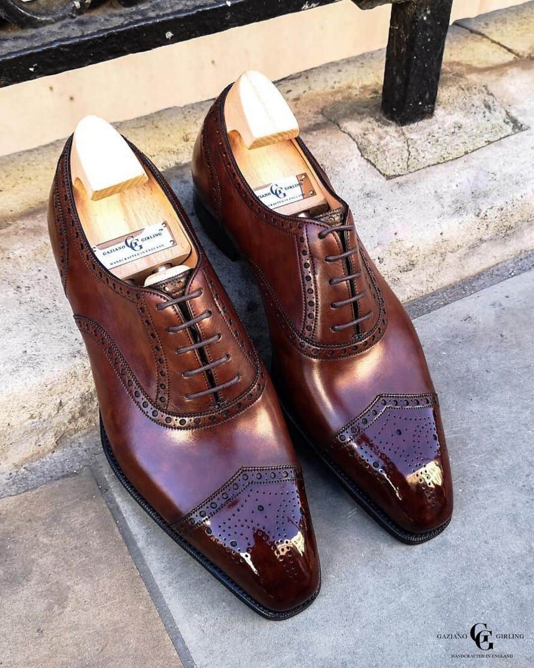 ガジアーノ&ガーリングのインスタグラム：「The Savoy on the square deco last is always a great classic shoe with a contemporary twist, but with this Smoky Criollo patina, it’s an absolute stunner. Mirror shined at our Savile Row store. . . . . . . . .  #menstyle #classicshoes #elegantshoes #handwelted #handmadeshoes #classicfootwear #stylish #shoemaker #mensfootwear #bespokemakers #fashion #brspokemakers #bespokeshoes #mensfashion #madeinengalnd  #mensshoes #menswear #shoesoftheday #shoestagram #shoestyle #shoeporn #shoes」