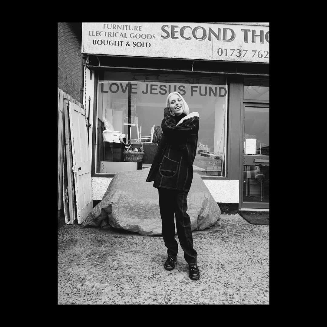 リアンヌのインスタグラム：「My mum shot these picture of me during our NYE walk and I forgot to post 🙋‍♀️ お母さんが撮ってくれた写真」