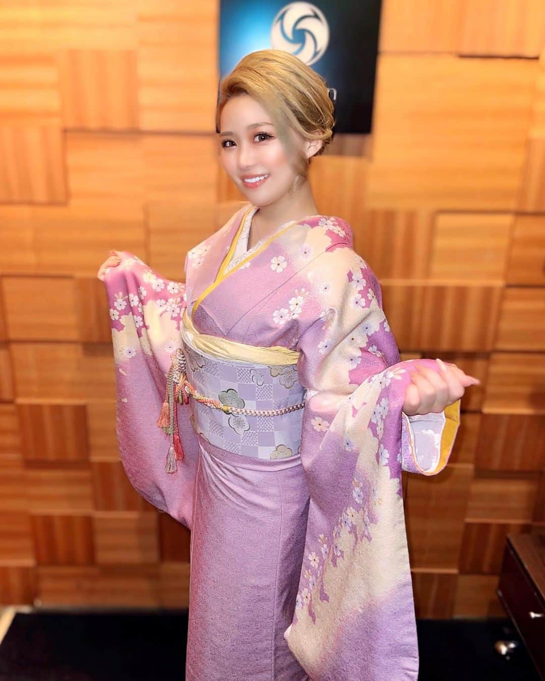 NANOのインスタグラム：「新年あけましておめでとうございます🌅  楽しかった着物👘 色が綺麗✨✨  #ラパン #歌舞伎町 #歌舞伎町キャバ嬢」