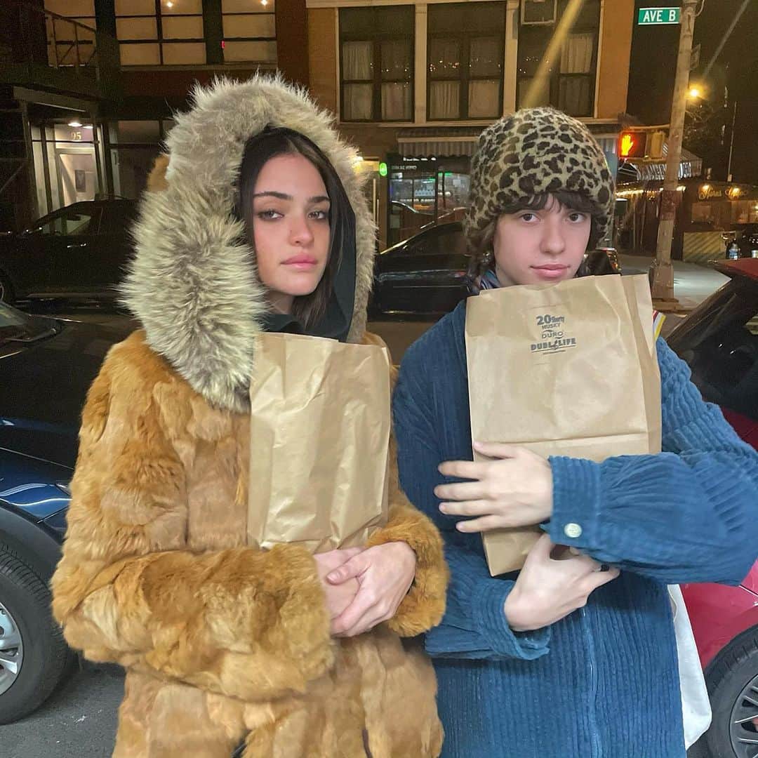 ルナ・ブライズ・ボイドのインスタグラム：「🥖🥖」