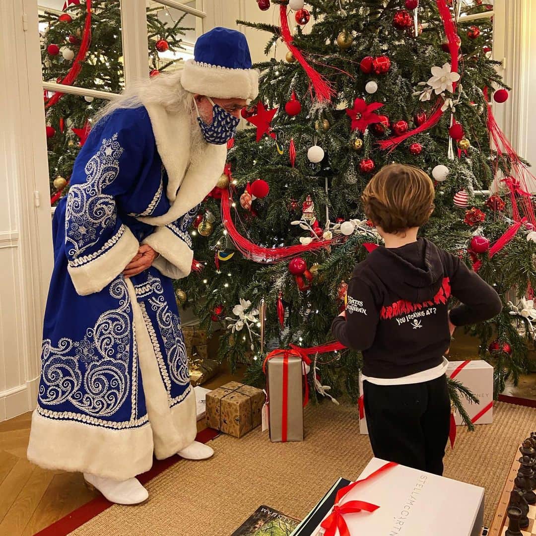 ナタリア・ヴォディアノヴァのインスタグラム：「Did you know that Russian Father Christmas 🎅🏼 wears blue? 😇💙💙💙😍❤️❤️」