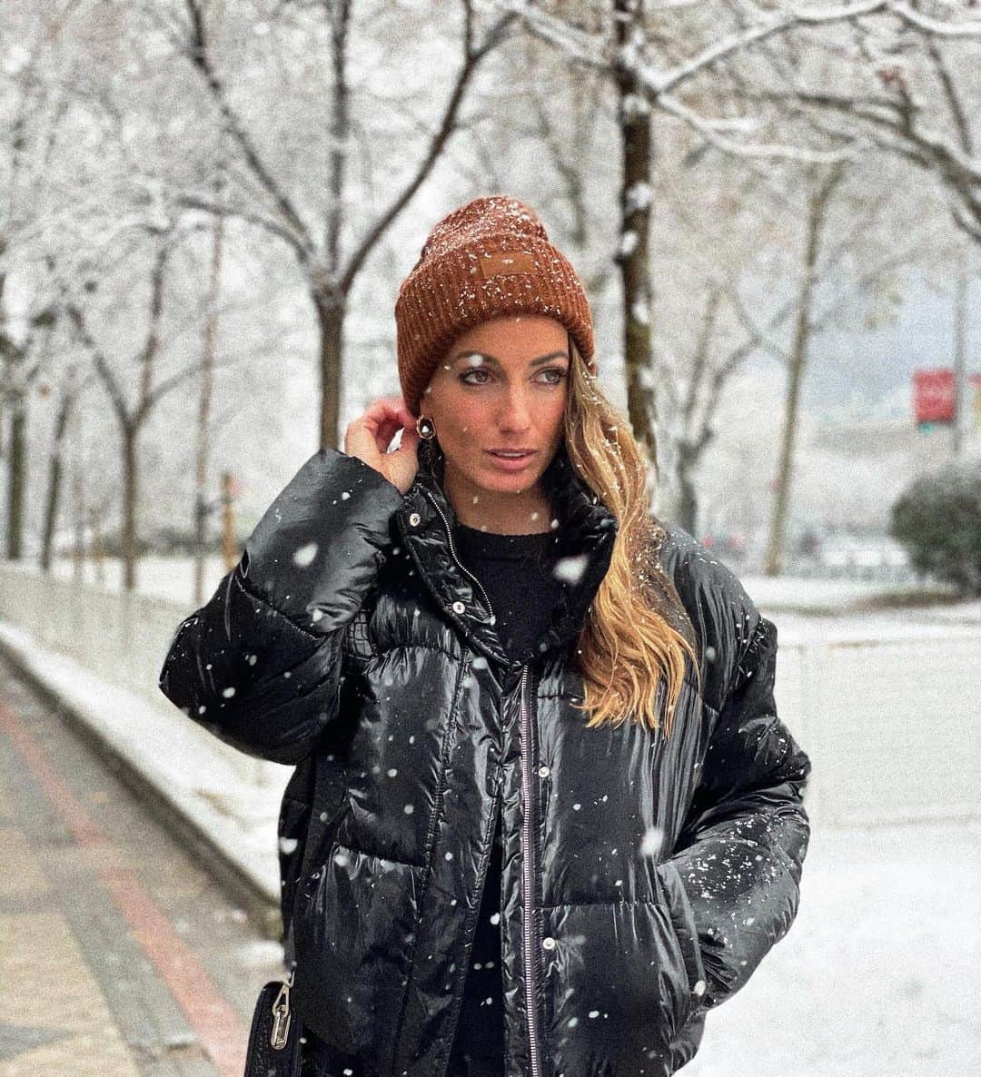 コソヴァレ・アスラニさんのインスタグラム写真 - (コソヴァレ・アスラニInstagram)「Snow, puffer jacket, beanie feels like home❄️」1月9日 4時27分 - asllani9