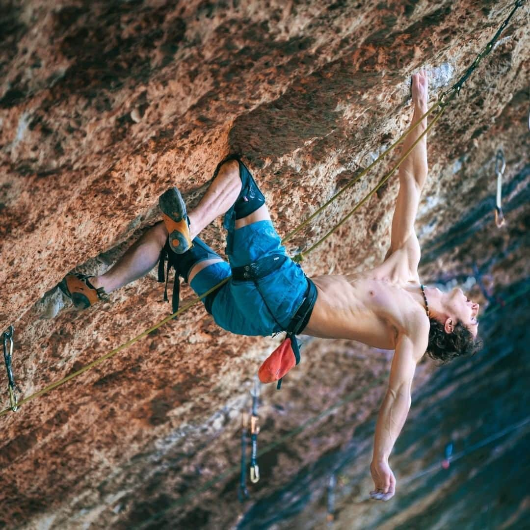 アダム・オンドラさんのインスタグラム写真 - (アダム・オンドラInstagram)「Kneepad is, even though more and more widely accepted, still a pretty controversial piece of climbing gear 🤔 I have been quite eager for a while to express my opinion about it and that is why I decided to write a longer article. Actually, I wanted to make just a post, but one paragraph turned into way too long paragraph, and then into a proper article 💪  Kneepads do make some of the climbs easier. It might be seen as unethical, especially on some of the classic climbs, to use them as the first ascent was done without them. On the other hand, some marginal modern kneebars do not really change the grade, they might only just change the style and nature of the climb. Actually, some of the routes might get worse as they might be less consistent.  Check out my thoughts on this 🔥 hot issue on my website, the link in bio.  Pics by @pavelblazek and @pet.phot   #adamondra #AO #climbing #climbingethics #climbinglife #climber」1月9日 4時30分 - adam.ondra