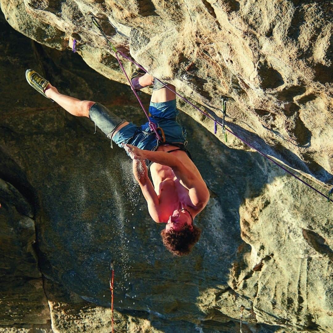 アダム・オンドラさんのインスタグラム写真 - (アダム・オンドラInstagram)「Kneepad is, even though more and more widely accepted, still a pretty controversial piece of climbing gear 🤔 I have been quite eager for a while to express my opinion about it and that is why I decided to write a longer article. Actually, I wanted to make just a post, but one paragraph turned into way too long paragraph, and then into a proper article 💪  Kneepads do make some of the climbs easier. It might be seen as unethical, especially on some of the classic climbs, to use them as the first ascent was done without them. On the other hand, some marginal modern kneebars do not really change the grade, they might only just change the style and nature of the climb. Actually, some of the routes might get worse as they might be less consistent.  Check out my thoughts on this 🔥 hot issue on my website, the link in bio.  Pics by @pavelblazek and @pet.phot   #adamondra #AO #climbing #climbingethics #climbinglife #climber」1月9日 4時30分 - adam.ondra