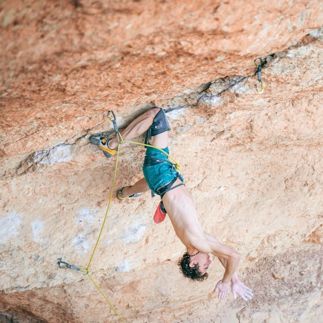 アダム・オンドラさんのインスタグラム写真 - (アダム・オンドラInstagram)「Kneepad is, even though more and more widely accepted, still a pretty controversial piece of climbing gear 🤔 I have been quite eager for a while to express my opinion about it and that is why I decided to write a longer article. Actually, I wanted to make just a post, but one paragraph turned into way too long paragraph, and then into a proper article 💪  Kneepads do make some of the climbs easier. It might be seen as unethical, especially on some of the classic climbs, to use them as the first ascent was done without them. On the other hand, some marginal modern kneebars do not really change the grade, they might only just change the style and nature of the climb. Actually, some of the routes might get worse as they might be less consistent.  Check out my thoughts on this 🔥 hot issue on my website, the link in bio.  Pics by @pavelblazek and @pet.phot   #adamondra #AO #climbing #climbingethics #climbinglife #climber」1月9日 4時30分 - adam.ondra