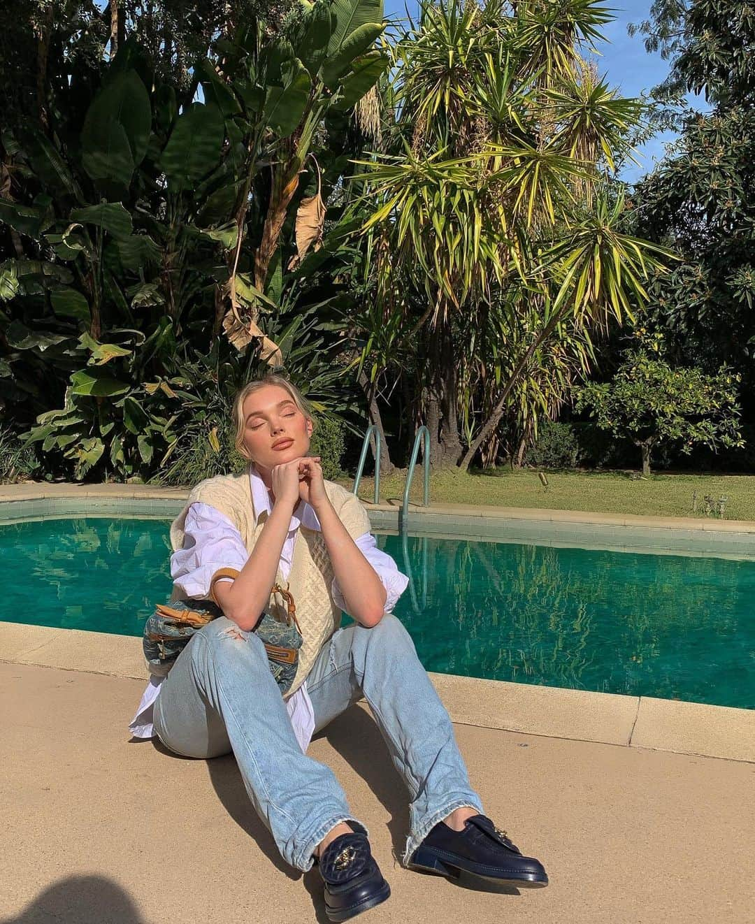 エルザ・ホスクさんのインスタグラム写真 - (エルザ・ホスクInstagram)「A first time owner of a garden🥰☀️」1月9日 4時30分 - hoskelsa