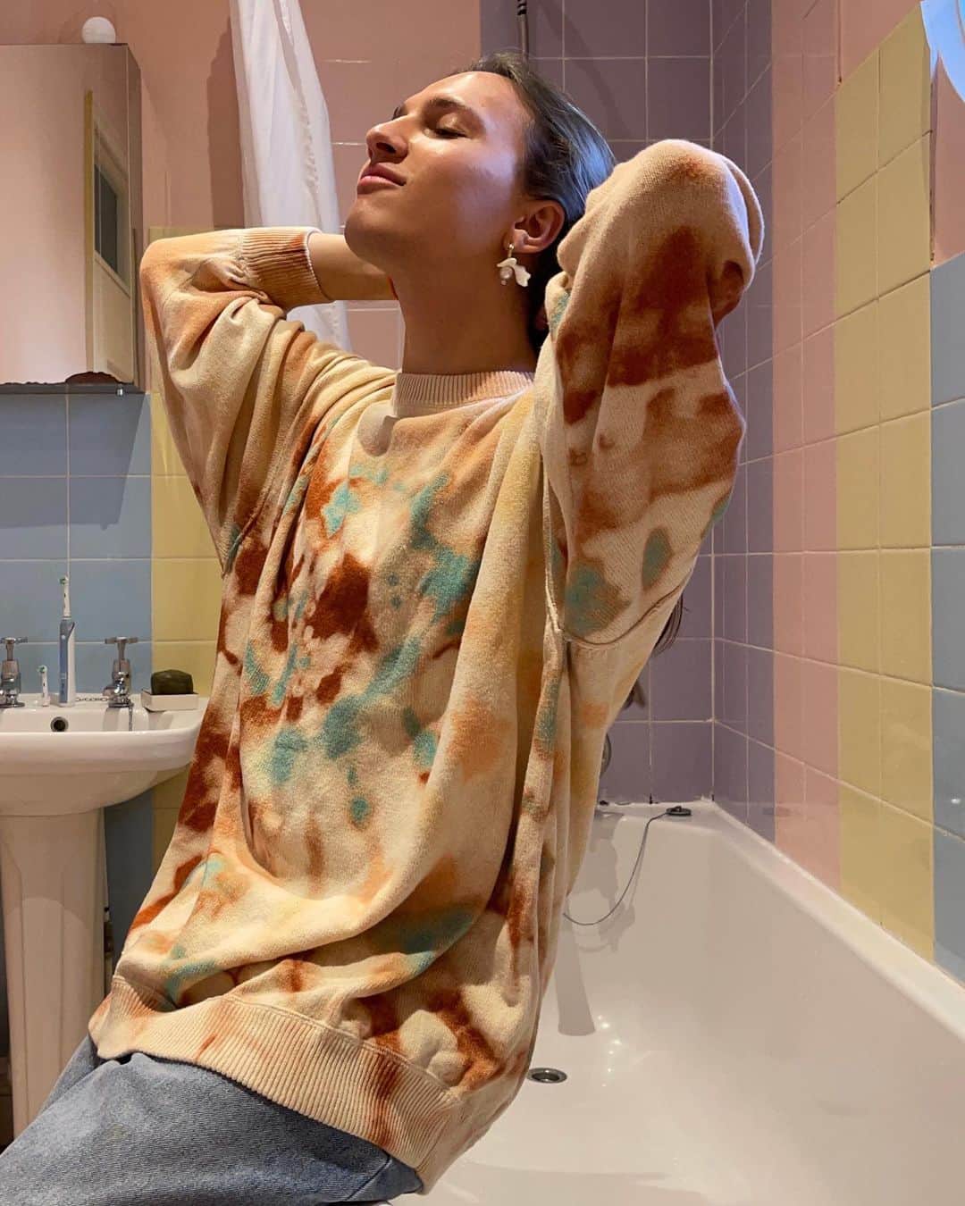 freepeopleさんのインスタグラム写真 - (freepeopleInstagram)「We’re living for @alfredbramsen’s color palette. Link in bio for the Cosmos Tie Dye Pullover.」1月9日 4時39分 - freepeople