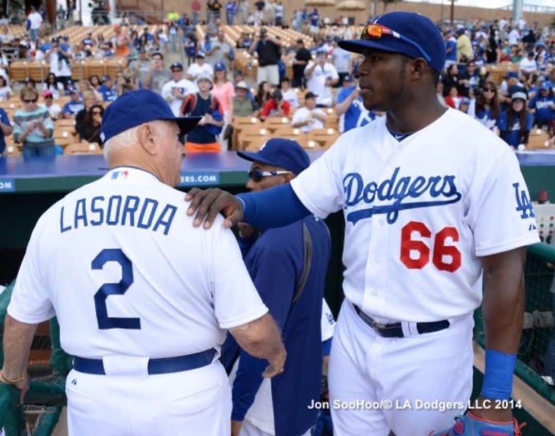 のインスタグラム：「Hasta que nos volvamos a ver. Gracias por haber sido un gran señor conmigo. Me ha dolido mucho esta notica hoy, y por lo único que le doy gracias a Dios es que se le cumplió su deseo de poder ver campeones de nuevo a los Dodgers antes de partir. Usted siempre decía no podía irse de este mundo sin ver eso. Dios se lo concedió por ser tan buen hombre. Mi sentido pésame a su bella familia. QEPD 📸: @jon.soohoo  •••••••••••••••  Until we meet again Sir. Thank you for being a great man to me. I was so hurt by this news today, and the only thing I thank God for was that your wish to see the Dodgers as champions again came true before departing. You always said you couldn't leave this world without seeing that. God granted it to you for  being such a kind man. My condolences to your beautiful family. RIP」