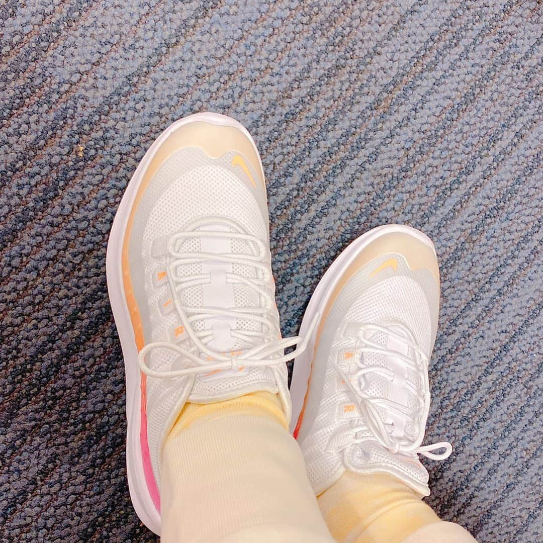 堀未央奈さんのインスタグラム写真 - (堀未央奈Instagram)「👟  mvで履いたスニーカー かわちい👍🏻🌝👍🏻  #乃木坂46 #堀未央奈」1月8日 19時57分 - horimiona_official