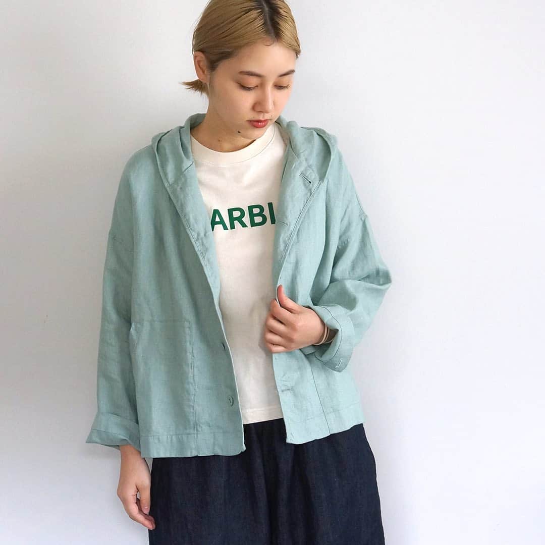 marbleSUD(マーブルシュッド) のインスタグラム：「online shopには少しずつ春の気配が。パステルカラーが爽やかな、リネン生地のアウターが入荷しました。くたっとしたフードが可愛らしいフードタイプのジャケットは、軽やかかつナチュラルな雰囲気が◎  その他、春の新作続々入荷中のonline shopをお見逃しなく。」