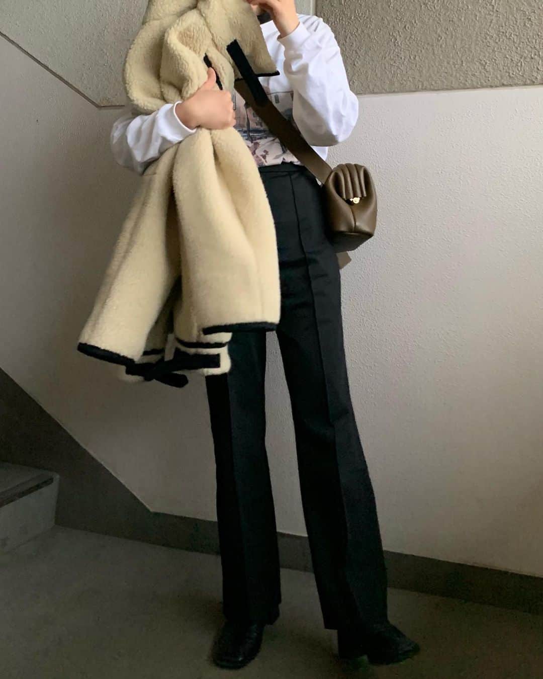 my9mj8のインスタグラム：「﻿ 　﻿ 鹿児島もこんなに寒くなるんですね🥺﻿ ﻿ ﻿ 久々に出したこのアウター🐏﻿ やはりかわいい💕（もう何年も前の）﻿ そしてこのパンツはカットしてそのまま着れるやつ🤚﻿ 形もよくて良い〜！﻿ 黒のパンツよく着るからもうひとつほしかったんですよね☺️﻿ ﻿ ﻿ そして、ご褒美にコートを買いました笑﻿ （ずっとコート🧥買ってなかった）﻿ なかなか出かけるタイミングないかもしれないけど﻿ 早く着たいな〜😌❤️﻿ 　﻿ ﻿ アウターもってる親指がグー👍👍👍﻿ ﻿ ﻿ #ファッション#コーデ#コーディネート#fashion #coordinate #code #オシャレ #ootd #outfit #wear」
