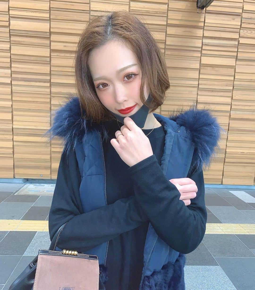 こっちゃんのインスタグラム：「遅ればせながらあけましておめでとうございます🎍⛩🌅 今年もどうぞよろしくお願いします🤲  今年の目標は、食系の資格を取れればなぁと…🧐🌝  富山は今雪すごいよ〜〜〜 . . . . . . . . . . . #サロモ  #関西サロモ #ヘアアレンジ  #ショートボブ  #撮影 #セルカ #カラコン #メイク #ショートヘア #イエベ  #難波 #ハンサムショート  #梅田 #메이크업 #ハンサムショート女子  #ショートヘアアレンジ  #カット #カラー #셀카  #ショートボブ #미용 #좋아요 #ピアス #富山 #富山美容室」