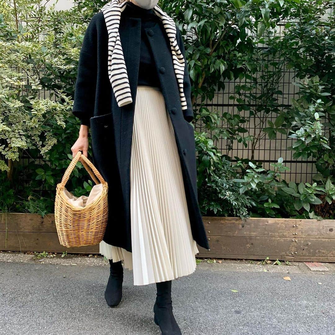 Tsuru by Mariko Oikawaのインスタグラム：「Must buy item!  Alina/WHITE  ストーリーでご好評だったコーディネートをご案内♪  モノトーンなスタイリングは小物で差をつけて◎ シルエットにこだわりぬいたコートを羽織って上品でクラシカルなスタイリングの完成♩  Soiree/BLACK Alina/WHITE  #tsuru #tsurubymarikooikawa #newyearsale」