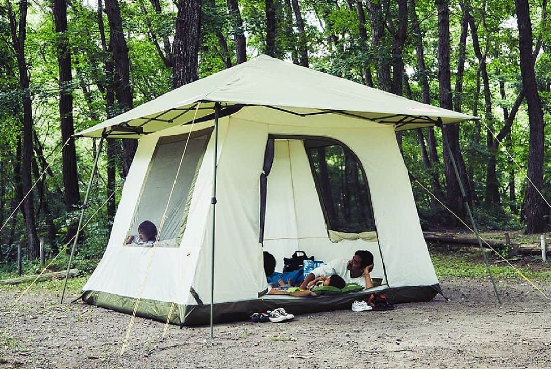 Coleman Japanのインスタグラム：「＼2021年注目の新商品❗️／  コールマン期待の新作を一足早くご紹介👏  テントにもシェードにもなる1つで2役の広げるだけの組立簡単テント「パーティーキャビン/3025」が登場✨  BBQや運動会・スポーツ観戦などの日よけとして使用するシェードに、寝泊まり出来る寝室がジョイントできるから、年中お使いいただけます。 ・ 発売日：2021年2月上旬予定 ※入荷予定時期は変更になる場合があります。予めご了承下さい。 ・ ・ ・ #灯そうColeman #灯そうコールマン #灯そう #Coleman #コールマン #Tent #テント #コールマンテント #Camp #キャンプ #Outdoor #アウトドア #Tent #テント #コールマンテント #パーティーキャビン #パーティーキャビン3025」