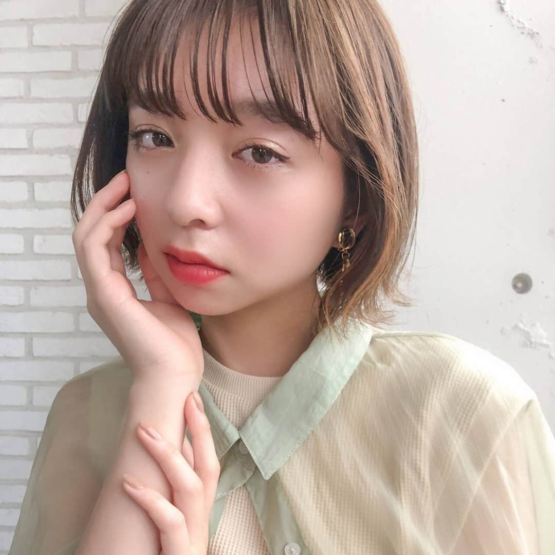 HAIRさんのインスタグラム写真 - (HAIRInstagram)「「抜け感は切りっぱなしと外ハネボブで💛」 HAIR掲載スタイリスト： 本田結（@yuihonda__） . -----------------------------------------------------------  Follow me👉🏽 @hair.cm  HAIR webサイトは「HAIR（ヘアー）」で検索！✨  -----------------------------------------------------------  HAIRは、お客様の『なりたいを叶えるスタイリスト』が集まるサイトです。  日々スタイリストの方々の素敵なヘアスタイルを掲載しています。  投稿スナップ数約40万の中から、気に入ったスタイルを見つけませんか？  HAIRを通じてサロンに予約もできますよ！💕  ----------------------------------------------------------- . . #ショートボブ #インナーカラー #外ハネボブ #切りっぱなしボブ #ミニボブ #ヘアカラー #ヘアスタイリング #髮型 #髮型屋 #髮型設計 #发型 #短髮 #日系髮型 #女生髮型 #女生短髮 #염색 #헤어 #단발 #bob #복구펌 #짧은머리 #숏컷」1月8日 20時00分 - hair.cm