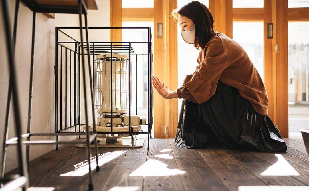 のインスタグラム：「宮崎も寒いです… ストーブの暖かい炎🔥が、 ホッと落ち着きます。  素敵な写真を撮ってくれたのは、 カメラマンワタナベさん。  私、ワタナベさんが撮ってくれる写真好きなんです… 安心と信頼感。  不安なこともたくさんあったけれど、今日一日で、宮崎のパワーある人達にエネルギーをチャージしてもらい、 必死なのは皆一緒で、 とにかく頑張ろうと思えました。  人との繋がりに感謝します。  #ストーブ #石油ストーブ  #ストーブのある暮らし  #ストーブ好き #宮崎カフェ  #宮崎ランチ  #ビオバルマーケット  #カメラマンワタナベさん  #宮崎好き」