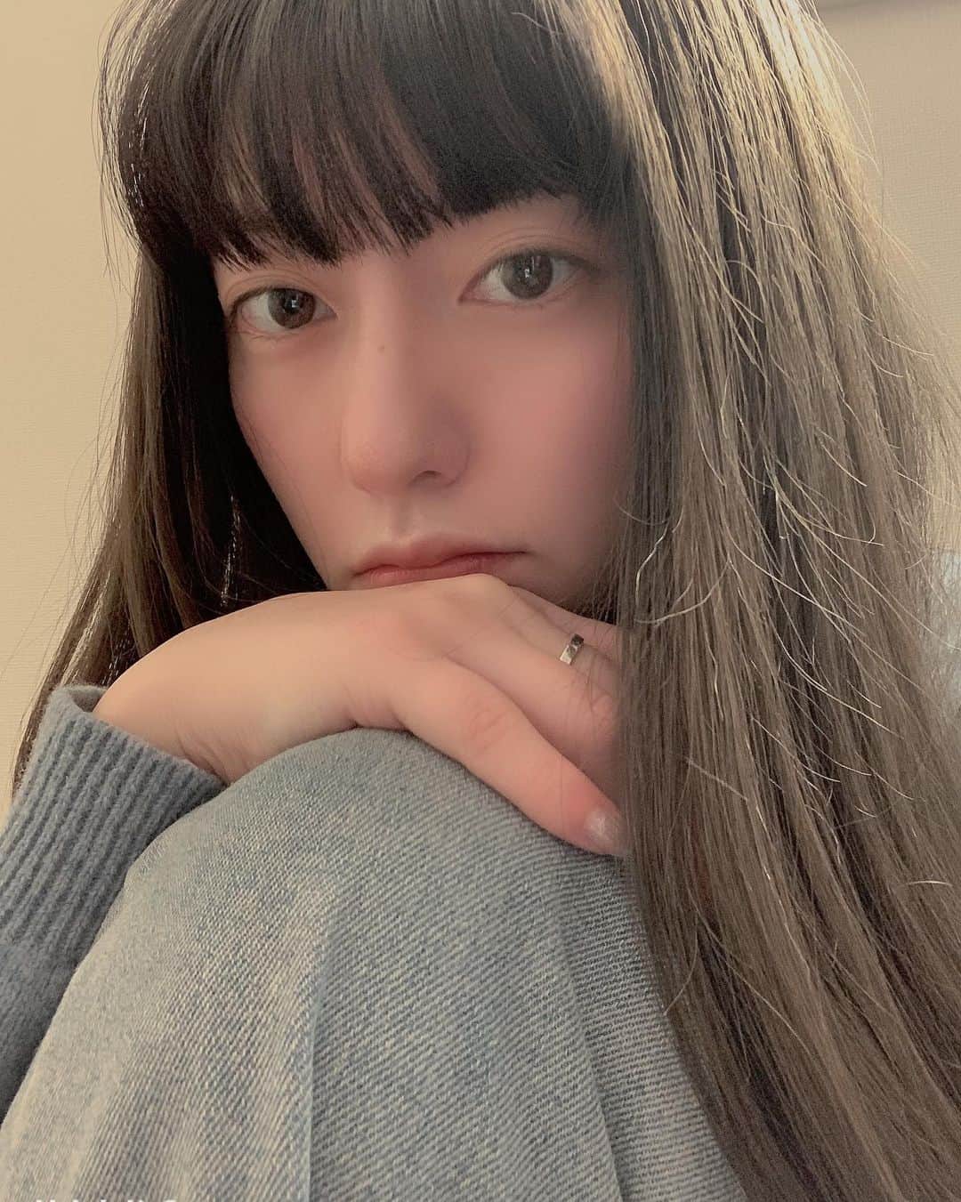 旭桃果のインスタグラム：「本当は1/8に生まれたかったなってずっと思ってました。  1/8は高校生の頃からずっと憧れの劇団  #ANDENDLESS  さんのお誕生日なんです。  私と1日違い。  高校生の頃の私はそれだけで運命だ！とか思っちゃって 舞台やってくれるのが嬉しくて毎公演通って  素敵な世界観に打ちのめされて  このカンパニーの方々のお芝居に少しでも近づきたくてマネしてました。  ワークショップに通って教わった沢山のこと。  今も一つ一つ大事にしています。  今までで1番挫折を味わったのもここです。  でもそれだけのプロ意識を教えてもらったと思う。  今年はもっと自力で近づけたらいいなあ。  そして今日、2020.1.8は ANDENDLESS結成25周年。 100の季節を迎えるそうです。  おめでとうございます。 どんなに形が変わっても、変わらない芯が大好きです。  私的には出会ってから13年経ちましたが、変わらず大好きな劇団です。  本当におめでとうございます。」