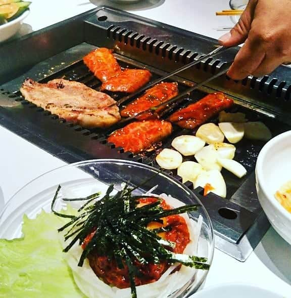 重松隆志のインスタグラム：「前沢牛の焼肉、じゃじゃ麺を堪能して吹雪の中、無事に東京へ戻って来たら、緊急事態宣言が！ 延期になっていためちゃめちゃ楽しみにしてる撮影が再開されると聞いた矢先だったのに。。。 まだまだ不安な時が続く。 行ったことのなかった町から改めて見ると、やっぱりスゲーな東京は。  なにもかも規模がケタハズレ。  #東京 #緊急事態宣言 #前沢牛 #じゃじゃ麺 #岩手県 #雪国 #撮影 #映画 #演劇 #俳優 #役者 #重松隆志 #東京タワー」