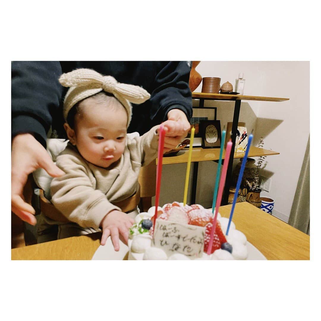 野尻美穂のインスタグラム：「昨日で半年。 あっという間だけど、思い返せば濃い〜。 いつのまにこんな笑う様になったんでしょう☺️ ケーキは大人が食べたくて🧏🏻‍♀️  #ひなたん通信 #長すぎるロウソク #はーふばーすでーだよ」
