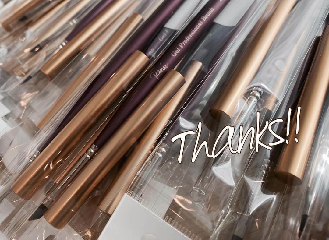 埜藤理恵のインスタグラム：「Renée Gel Professional brush﻿ Top french& Smart flat﻿ 初回本当にたくさんのご注文いただき﻿ ありがとうございました✨﻿ ﻿ そして、再入荷のお問い合わせも﻿ 本当に沢山いただきありがとうございました！！﻿ 急いで次回販売分の準備も﻿ 完了しましたので﻿ 再販日のお知らせをします✨﻿ (ストーリーでお知らせ済みです☺️)﻿ ﻿ 📢﻿ 【1/9(土)AM11:00〜】﻿ 📢﻿ ﻿ 今回はオーバルブラシも少しだけ﻿ 販売しますので﻿ ご一緒にぜひ☺️💕💕﻿ ﻿ ﻿ ﻿ Top frenchは﻿ 滑らかな筆先と計算された厚みで﻿ スルッと美フレンチカーブを作れます。﻿ ﻿ Smart flatは﻿ コシと長さにこだわり小さな角を使い﻿ フレンチラインにガタつきができたときや﻿ ミリ単位での細かな修正ができる﻿ バックワイプブラシ﻿ 更に、細かいフラワーアートにも最適です！﻿ ﻿ ﻿ 専用オンラインショップは﻿  @rrieenee instagramの﻿ プロフィールページURLをclickしていただき﻿ 【Renée ジェルプロフェッショナルブラシ﻿ web shop】をみていただくと﻿ ページが出てきます✨﻿ 公開日はストーリーでも﻿ URLを貼り付けますのでそちらからも飛べます🕊﻿ ﻿ ﻿ ﻿ nailsalon Renée®︎﻿ ￣￣￣￣￣￣￣￣﻿ TV.メディア出演﻿ スタッフ全員資格保持者﻿ カラー300種類以上﻿ パーツ1000種類以上﻿ 雑誌掲載デザイン多数﻿ ﻿ ﻿ ﻿ ▫︎Renée梅田本店﻿ 【open-close】10:00〜21:00﻿ 【定休日】不定休﻿ 【add】大阪市北区堂山町15-23-908﻿ ﻿ ▫︎Renée les deux梅田店﻿ 【open-close】10:00〜21:00﻿ 【定休日】不定休﻿ 【add】大阪市北区堂山町15-23-1003﻿ ﻿ ▫︎Renée by Beauland Ashiya芦屋店﻿ 【open-close】10:00〜21:00﻿ 【定休日】不定休﻿ 【add】芦屋市業平町6-11 Ashiya grotto 302﻿ ﻿ ﻿ ﻿ ﻿ ▶︎▶︎▶︎初回クーポンご利用頂けます﻿ ￣￣￣￣￣￣￣￣￣￣￣￣￣￣￣￣﻿ ご予約はプロフィールTOPのリンク内﻿ URLをご利用下さい。﻿ ﻿ ﻿ ﻿ メニューに迷った方やご相談は…﻿ ﻿ 　　🤍Renée公式LINE🤍﻿ ─────────────﻿  【@bos7903t】←※@から入力🔍﻿ ﻿ ﻿ ﻿ ﻿ ﻿ #nail#nails#gelnails#nailart#ネイル#ジェルネイル#美甲#네일#젤네일#冬ネイル#nailsalonrenee#ネイルサロンレネ﻿ #大阪ネイルサロン#梅田ネイルサロン#芦屋ネイルサロン#神戸#芦屋#beauland#冬ネイル﻿ #芦屋ネイルサロン#love#instagood」