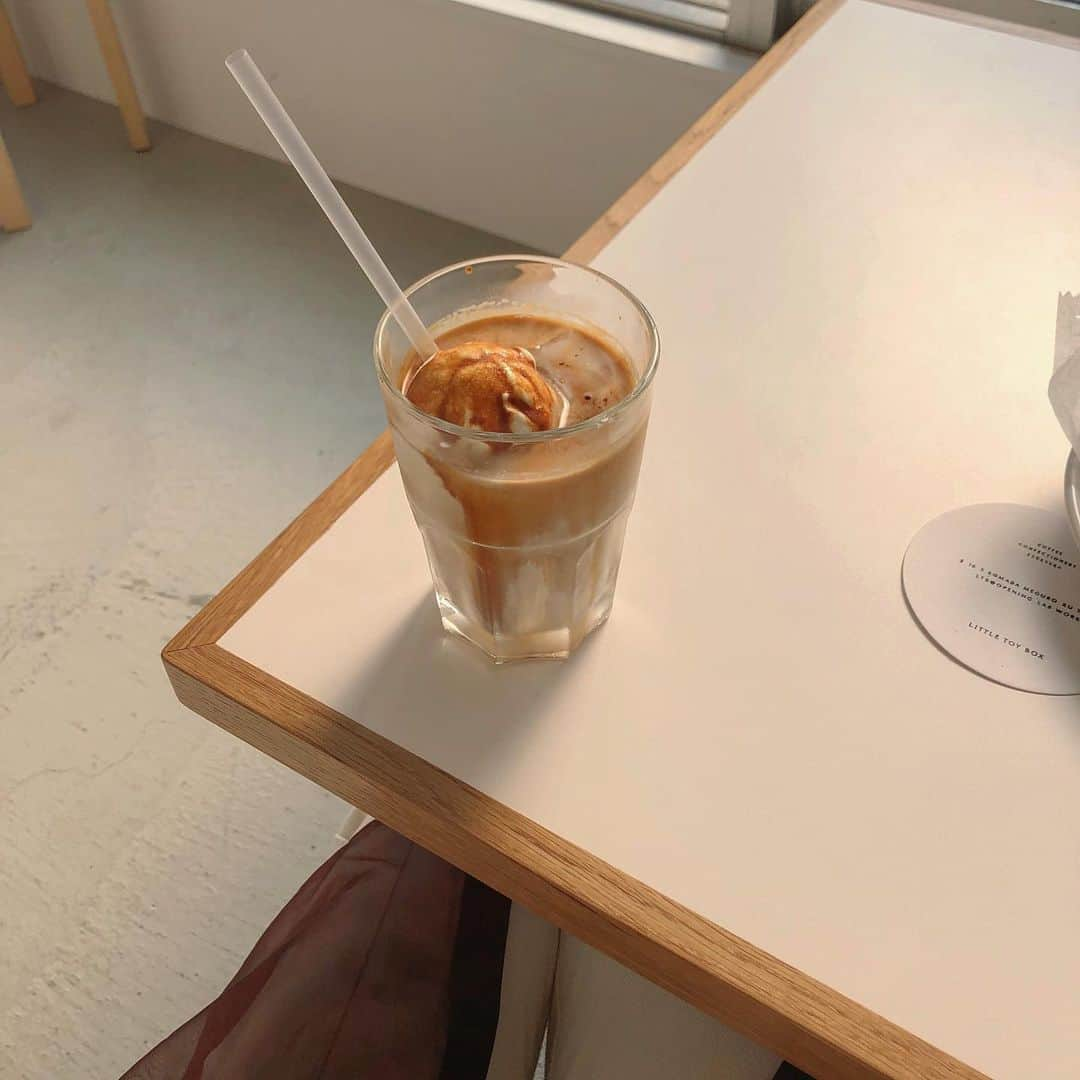 MANAさんのインスタグラム写真 - (MANAInstagram)「. ＿＿＿＿＿ ☕️ 𝐢𝐜𝐞 𝐜𝐨𝐟𝐟𝐞𝐞 .﻿ ﻿ ﻿ ﻿ ﻿ ﻿ ﻿ ﻿ ﻿  🏠 𝚕𝚒𝚝𝚝𝚕𝚎 𝚝𝚘𝚢 𝚋𝚘𝚡  𓈒𓏸﻿ ﻿ ┈┈┈┈┈┈┈┈┈┈┈┈┈┈┈┈┈┈┈┈﻿ ﻿ ﻿  これ 、 もう1回飲みたい 🥤♡﻿ ﻿ ﻿ ﻿ ﻿ ﻿ ﻿ ﻿ ﻿ ﻿ ﻿  ﻿  #littletoybox  #駒場東大前カフェ」1月8日 20時12分 - mn02grm