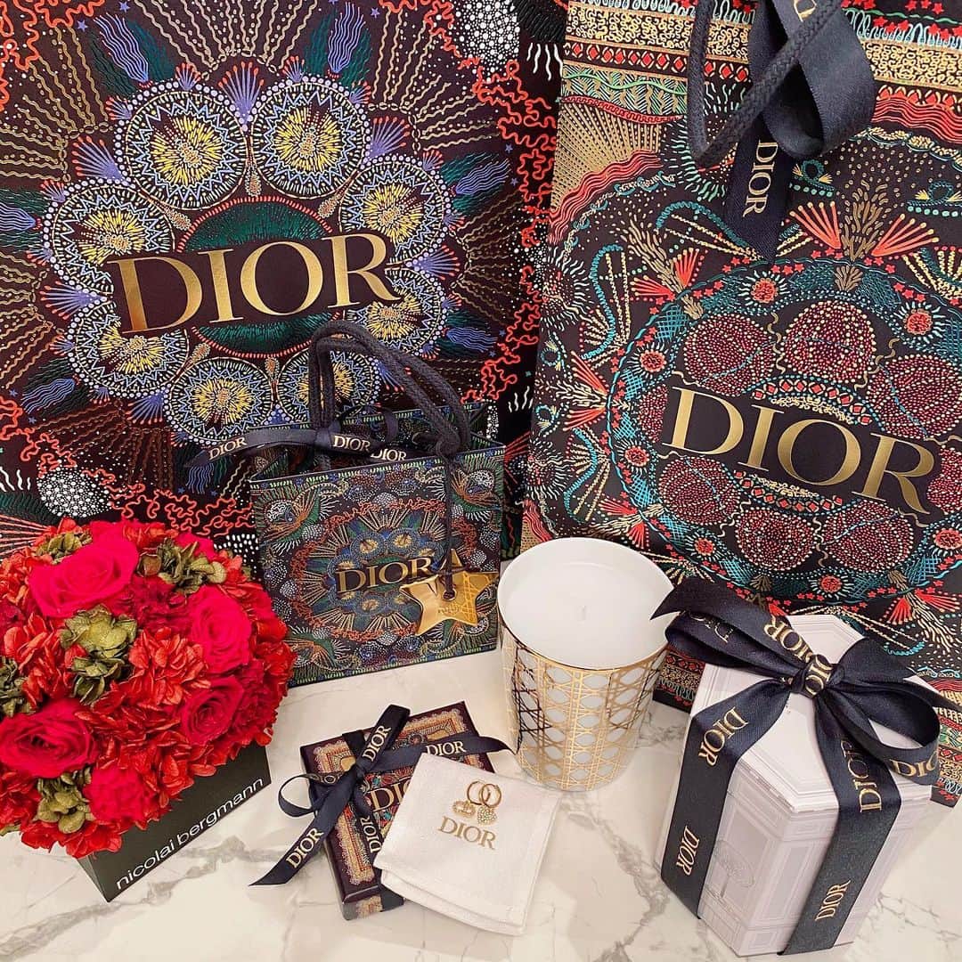 紗蘭さんのインスタグラム写真 - (紗蘭Instagram)「じゅんなさんからいただいた誕生日プレゼントと、Diorさんからクリスマスギフト頂いたやつ並べたら可愛かった💭♥️✨ じゅんなさんから素敵なピアスを誕生日プレゼントに頂きました🎁♥️ 嬉しい☺️ いつもありがとうございます💘 #dior」1月8日 20時12分 - saracchidayo