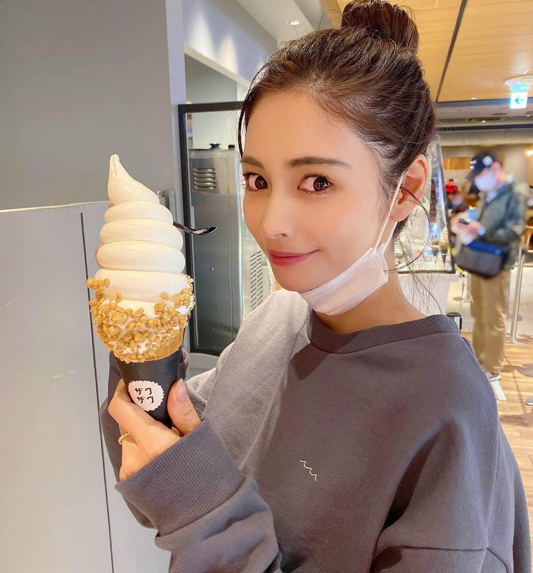 得あゆさんのインスタグラム写真 - (得あゆInstagram)「ザクザクザクザク………🍦 (2〜3ヶ月前の写真。) ・ ・ ・ ・ ・ ・ ・ #ソフトクリーム#アイス#アイスクリーム#美味しい#グルメ#食べ歩き#テイクアウト#おやつ#デザート#ディナー#トレーナー#パーカー#グレー#ラフ#大人カジュアル#大人可愛い#お団子#ヘアアレンジ#ヘアスタイル#マスク#カジュアル#ナチュラルメイク#インスタ映え#カメラ女子#アイメイク#思い出#trainer#icecream#vanillaicecream#japanesefood」1月8日 20時12分 - tokuayu819