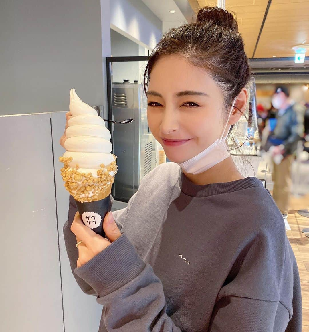 得あゆさんのインスタグラム写真 - (得あゆInstagram)「ザクザクザクザク………🍦 (2〜3ヶ月前の写真。) ・ ・ ・ ・ ・ ・ ・ #ソフトクリーム#アイス#アイスクリーム#美味しい#グルメ#食べ歩き#テイクアウト#おやつ#デザート#ディナー#トレーナー#パーカー#グレー#ラフ#大人カジュアル#大人可愛い#お団子#ヘアアレンジ#ヘアスタイル#マスク#カジュアル#ナチュラルメイク#インスタ映え#カメラ女子#アイメイク#思い出#trainer#icecream#vanillaicecream#japanesefood」1月8日 20時12分 - tokuayu819