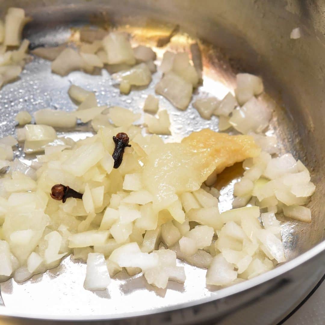 メシ通さんのインスタグラム写真 - (メシ通Instagram)「何かと話題のスパイスカレーは、鍋にもピッタリ。 年末年始に疲れた胃をいたわるのにもおすすめ。   クローブの香りと鶏肉のだしが味の決め手「スパイスカレーちゃんこ鍋」の1人前レシピ【バリ猫ゆっきー】 https://www.hotpepper.jp/mesitsu/entry/balinekoyuki/2021-00256   #mesitsu #メシ通 #スパイスカレーなべ #カレーなべ  #スパイスカレー鍋 #カレー鍋 #スパイスカレー #簡単 #レシピ #レシピブログ #大阪 #バリ猫ゆっきー #吉田由季子 #balinekoyuki #easy #delicious #recipe #osaka」1月8日 20時13分 - mesitsu