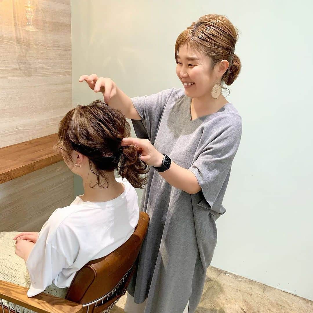 Akinori Shimizuさんのインスタグラム写真 - (Akinori ShimizuInstagram)「「12月のイベントのチーム"kuse"第二弾‼︎」 ・ 2度可愛くなれるサロン "2doで何度でも可愛く企画" ・ 美容室は髪をキレイにする場所だけど 髪以外の所もキレイにするのも大事ですよね🤔 そんな固定概念を解き 一度のご来店で様々な"美"を 提供させていただきます。 ・ 日時　2/3 (水) 10時〜16時 場所　ヘアサロン2do ・ 「各ブース」 @loasis624 🛏 "電気を流す美容鍼体験" (メイクオフ不要) ¥1,000(税抜き) 30分 ・ @yuri.hada310 🧖🏼‍♀️ "毛穴クレンズ"(メイク直し付) ¥1,650(税込) op価格　20分 その他¥0フリーブース ・ @ko_ba_coffee ☕️ バレンタイン限定ホットサンド 各種ドリンク、スープ テイクアウトOK (保健所の許可有り) ・ @akinorihair 💄 "オートクチュールメイク" お客様1人1人シーズン毎への メイクレクチャー、 また、ポイントメイクや苦手意識のあるメイクの克服。 ¥1,980(税抜き) 30分 (メイクは女性スタッフが対応させていただきます) ・ "カジュアルアレンジ" お出掛け前のおめかしアレンジや、これからのイベントの際にもできる簡単アレンジのレクチャー。 ¥1,980(税抜き) 30分 ・ 上記の2つ同時にされる場合は セット割として ¥3,480(税抜き) 1時間 ・ ご予約優先となっております。 ご予約、お問い合わせは LINEからでも承っております。 ・ ブースは盛りだくさんですが、全てのブースが半個室の為密にならない様対応させていただぎす。 ・ ご来店時はマスクの着用、手指消毒、検温の ご協力お願い致します。 ・ #エステ #美容鍼  #カフェ #2do #ニド #ニドカワイイ #アレンジカット #編み下ろしアレンジ #ヘアアレンジ #外国人風カラー #イルミナカラー #グロスイルミナカラー  #シークレットハイライト #バレイヤージュ #ハイライト #サロモ #サロンモデル #オッジィオット #セルバイウェイト #生オイルシステムトリートメント #ミュゼ四ッ池 #浜北 #浜松  #浜松市 #浜松市中区 #浜松市美容室 #美容師  #美容室」1月8日 20時23分 - akinorihair