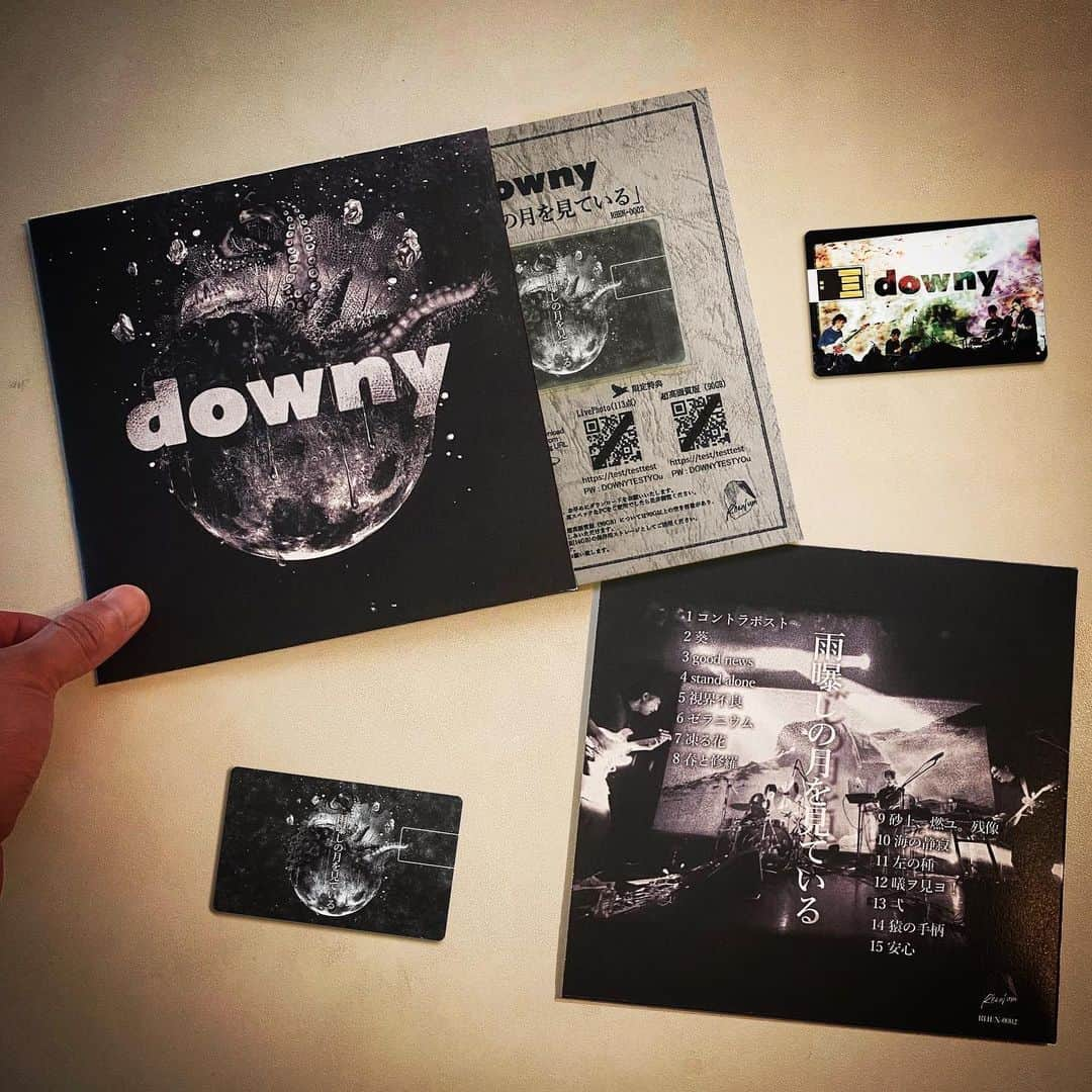 青木ロビンさんのインスタグラム写真 - (青木ロビンInstagram)「現物サンプル届いた downy 映像作品『雨曝しの月を見ている』パッケージ仕様 かっこいい！！ 紙にも拘り、月の表面をイメージしました。 手触りも楽しんで欲しい。 受注予約は明日まで  高画質ライブ映像初回限定版:特典付き 受注予約（1/9迄） https://downyshop.thebase.in/items/37626460  #downyband   Link in @downy_official_ bio」1月8日 20時18分 - aokirobin