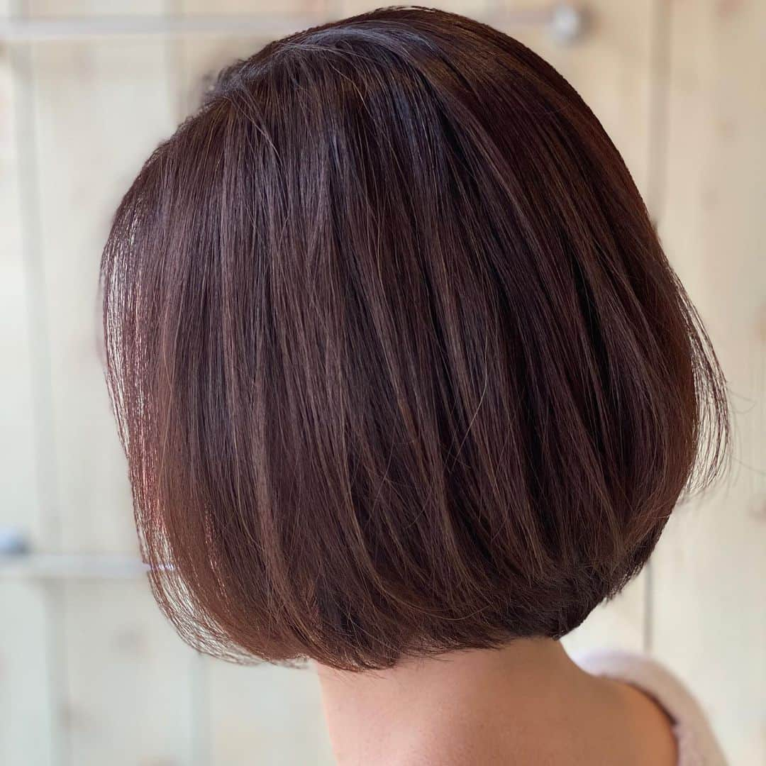 神林匠さんのインスタグラム写真 - (神林匠Instagram)「ツヤ感たっぷり！  さっと乾かしてヘアスタイルを決めたい！  どんなに時間がなくてもオシャレはしたい！  なぜ最強なのか？  ボブは最強のヘアスタイルです♪   1️⃣ おしゃれに見えます！   2️⃣ 可愛く見えます！   3️⃣ 再現性が高い！  4️⃣ 髪がつやつやに見える！  5️⃣ 年代なんて関係ない！  おしゃれ上級者にはもちろん   おしゃれを今から楽しみたい！   って方にも簡単に扱える   ヘアアレンジ、ヘアスタイリングも難しくなく、   どんなメイクにも似合いますし、   どんな人をもかわいく、   おしゃれに魅せる、   再現性も手間もいらずの最強のヘアスタイルです。   ファッションとのバランスや相性も最強です。  オシャレなボブ  その人だけにしか似合わないボブを  創ります♪  【美容師として18年目】  10000人以上のお客様を見てきました。  親身なカウンセリングを重ね、その人にだけに似合う、その人だけにしかないヘアスタイルを創ることが得意です。  Question 1  今通っている美容室に満足してますか？ ✅雑誌の切り抜きを持っていっても理想の髪型にならない ✅スタイリストが話を最後まで聞いてくれない ✅毎回、途中でスタイリストが変わるので、何度も同じ説明をしなければならない  Question 2 ✅乾燥やフケに悩むお客様の頭皮を改善し、潤いのあるツヤ髪に ✅すぐに色が落ちてしまうカラーリングを、2倍長持ちさせる ✅しっかりとお客様のお話を聞き、カウンセリングをして、想い描いていた髪型を完成させる  Answer 髪庵ゆかしの1番の魅力は  【しっかりとしたカウンセリング】です！  同じ番号の色を使用していても、髪のダメージ具合や髪質などで、入る色が変わってきてしまいます。 カットやカラーなど、あらゆる施術は お客様の頭の形や頭皮、髪質をしっかりチェックさせて頂いてから行います。 しっかりとお客様の悩みを聞き 最初から専属スタイリストとしてカウンセリングをし施術します！  いいね！コメントでもお悩みお応えします♪  コメント是非お待ちしてます😌  【ご予約方法はこちら】  〈web予約の場合〉  プロフィールのURLから24時間、好きな時にweb予約出来ます。  〈電話予約の場合〉  プロフィール欄の" 問い合わせ" ボタンを押して頂くか ☎︎03-5426-8978までお願いします！  髪庵ゆかし  154-0015 東京都世田谷区桜新町1-11-4 フジヤビル2F  tel 0354268978 完全予約制 営業時間 10時00分〜20時00分 定休日　月曜日 田園都市線桜新町駅徒歩2分 桜新町駅の西口を出て頂き、ファミリーマートの前の横断歩道を渡って下さい。 KALDI coffee farm（カルディコーヒーファーム）を左手に位直進していくと、ガラス張りのパン屋さん(フジヤ本店)がありますので、そちら2階になります。 注意:ペコちゃんのキャラクターの不二家さんとは別ですので、お気をつけ下さいませ。 ビルは淡い黄色の建物です。 ヘアスタイルで運命を変える。  @takumi_kanbayashi  #髪庵ゆかし #桜新町 #サザエさんの町 #サロン  #神林匠 #ヘアスタイル  #美容室 #最強のトリートメント  #髪型　#ミニボブ　#ショートボブ #ヘアスタイルで運命を変える  #最強のヘアスタイル  #なりたい自分 #叶えるために #上品 #アラサー #アラフォー #アラフィフ #大人ヘアスタイル  #ママに優しい  #トリートメント専門 #美髪部 #ショート #ボブ　#桜新町美容室　#三軒茶屋　#駒沢　#用賀」1月8日 20時22分 - takumi_kanbayashi