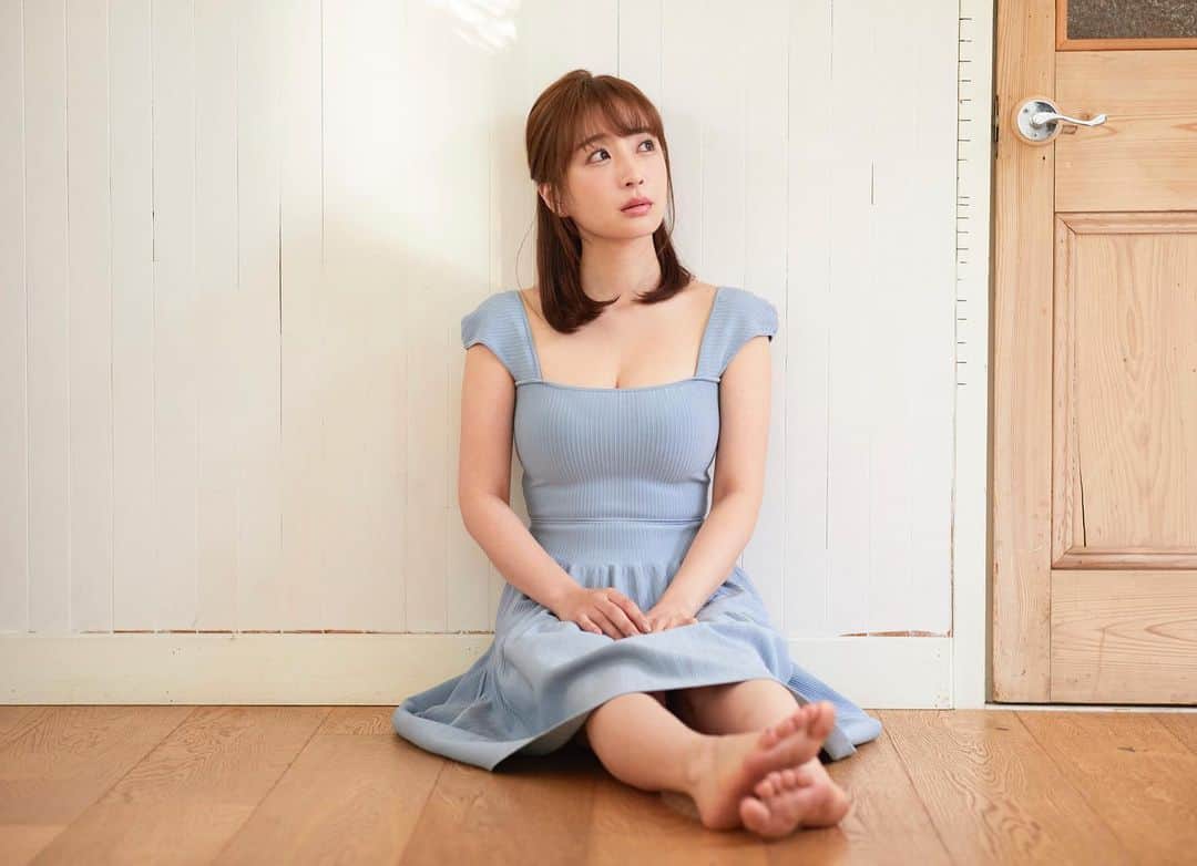 のインスタグラム：「今回の緊急事態宣言に伴い、1月9日・10日のカレンダー発売イベントを延期することとなりました😭予定を空けてくださっていた皆様本当にごめんなさい.. 振替日程につきましては、今後の緊急事態宣言の状況などを鑑み、再度ご報告致します🥺 そして、カレンダーの発送時期についてはイベント商品（サイン入りカレンダー）となりますので、大変恐縮ですがイベント開催延期後のお渡し及び発送対応となります。  何卒ご理解賜りますようお願い申し上げます。。 来月以降皆様に会えるのとても楽しみにしています、、今回は本当に申し訳ありませんでした😢 代わりにはならないと思うけど、アザーカット沢山載せていきますっ‼️」