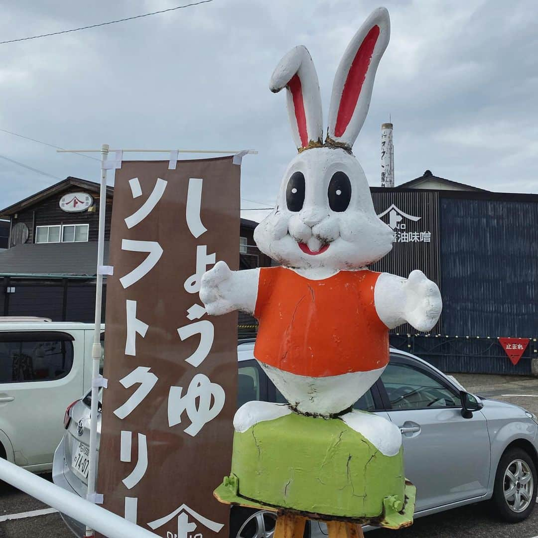 土屋香織さんのインスタグラム写真 - (土屋香織Instagram)「ꕥ .金沢 大野 ヤマト醤油味噌 大野という場所は関東で言うと野田や銚子のような 有名なお醤油の産地だそうです。 作ったものをここからすぐ船に積んで いろんな場所へ運んでいたんだって🚤‼︎ . お醤油のソフトクリーム🍦♡ リンデさんおすすめの2年熟成のお味噌も 買って帰りました🛍 発酵食レストランも気になったので 今度食事してみたいなぁ🤤🥢✧︎*。 . . . #かおgourmet #大野醤油 #大野醤油ソフト #ヤマト醤油 #ヤマト醤油味噌 #ヤマト醤油ソフト #発酵食品 #発酵食 #retrip_kanazawa #retrip_金沢 #タビジョ #genic_pt #かおvoyage #otonatabi_japan #jtbで旅したい #stayway女子旅 #石川旅行 #金沢#instagramjapan #石川 #金沢旅行 #金沢観光 #金沢グルメ #tokyocameraclub #genic_mag #retrip_nippon #genic_japan #北陸旅行」1月8日 20時25分 - kaorintsuchiya