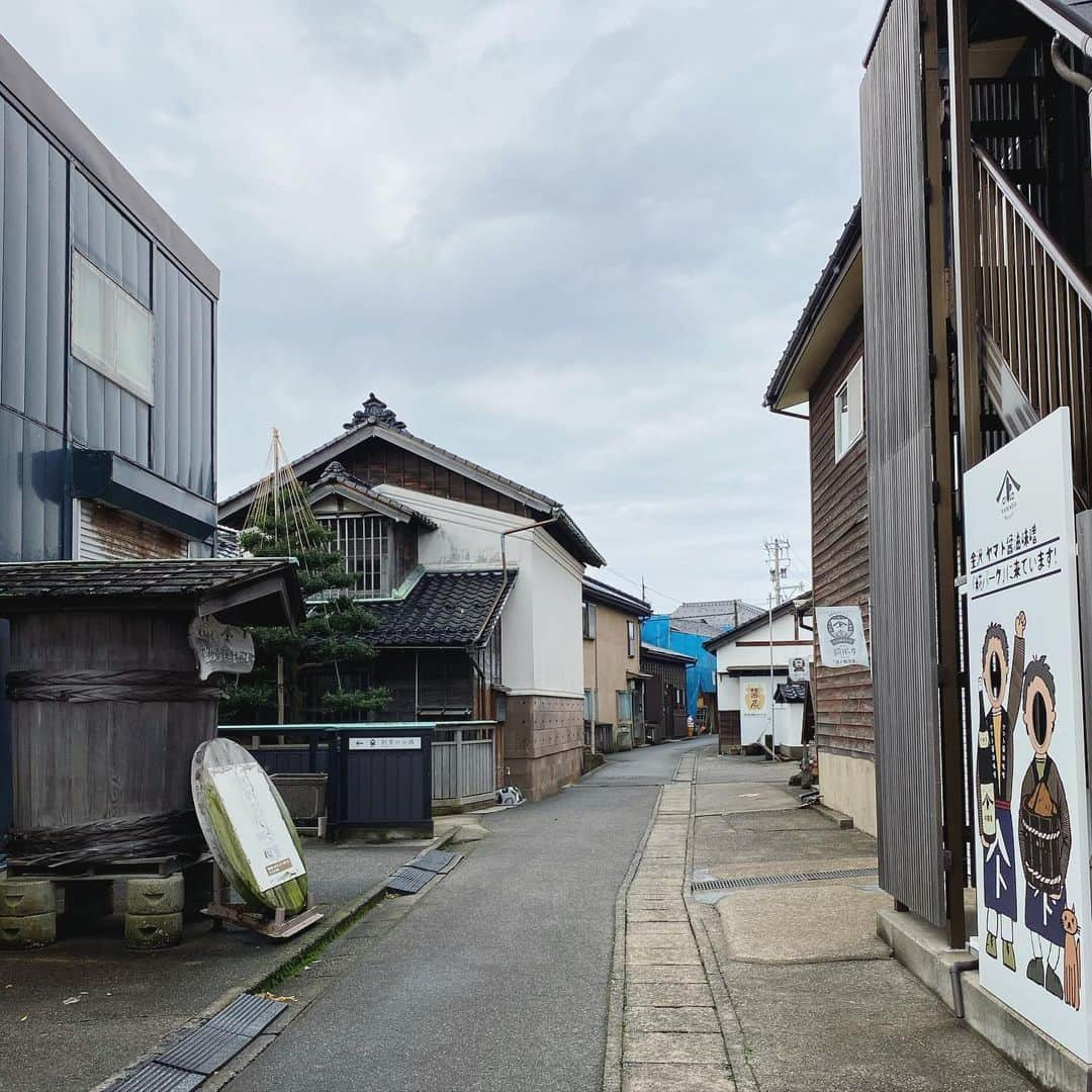 土屋香織さんのインスタグラム写真 - (土屋香織Instagram)「ꕥ .金沢 大野 ヤマト醤油味噌 大野という場所は関東で言うと野田や銚子のような 有名なお醤油の産地だそうです。 作ったものをここからすぐ船に積んで いろんな場所へ運んでいたんだって🚤‼︎ . お醤油のソフトクリーム🍦♡ リンデさんおすすめの2年熟成のお味噌も 買って帰りました🛍 発酵食レストランも気になったので 今度食事してみたいなぁ🤤🥢✧︎*。 . . . #かおgourmet #大野醤油 #大野醤油ソフト #ヤマト醤油 #ヤマト醤油味噌 #ヤマト醤油ソフト #発酵食品 #発酵食 #retrip_kanazawa #retrip_金沢 #タビジョ #genic_pt #かおvoyage #otonatabi_japan #jtbで旅したい #stayway女子旅 #石川旅行 #金沢#instagramjapan #石川 #金沢旅行 #金沢観光 #金沢グルメ #tokyocameraclub #genic_mag #retrip_nippon #genic_japan #北陸旅行」1月8日 20時25分 - kaorintsuchiya