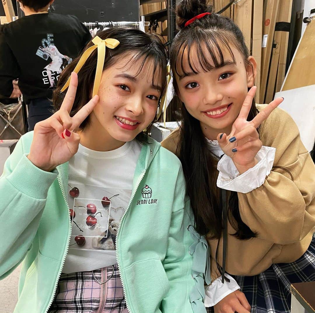 ニコ☆プチのインスタグラム：「. 小動物みたいでかわいい2人🐶💜 . #滝口芽里衣 #松本麗世 #ニコプチ #プチモ」